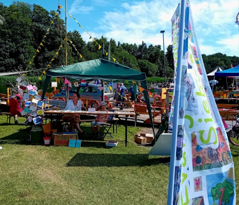 Infostand der Schule mit Banner des Fördervereins im Vordergrund