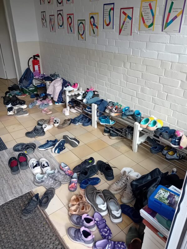Große und kleine Schuhe im Foyer der Schule