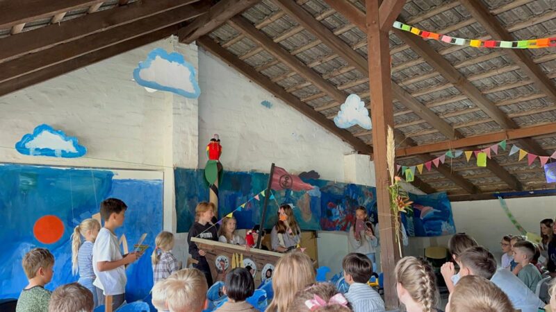 Kinder im szenischen Spiel zur Einschulungsfeier